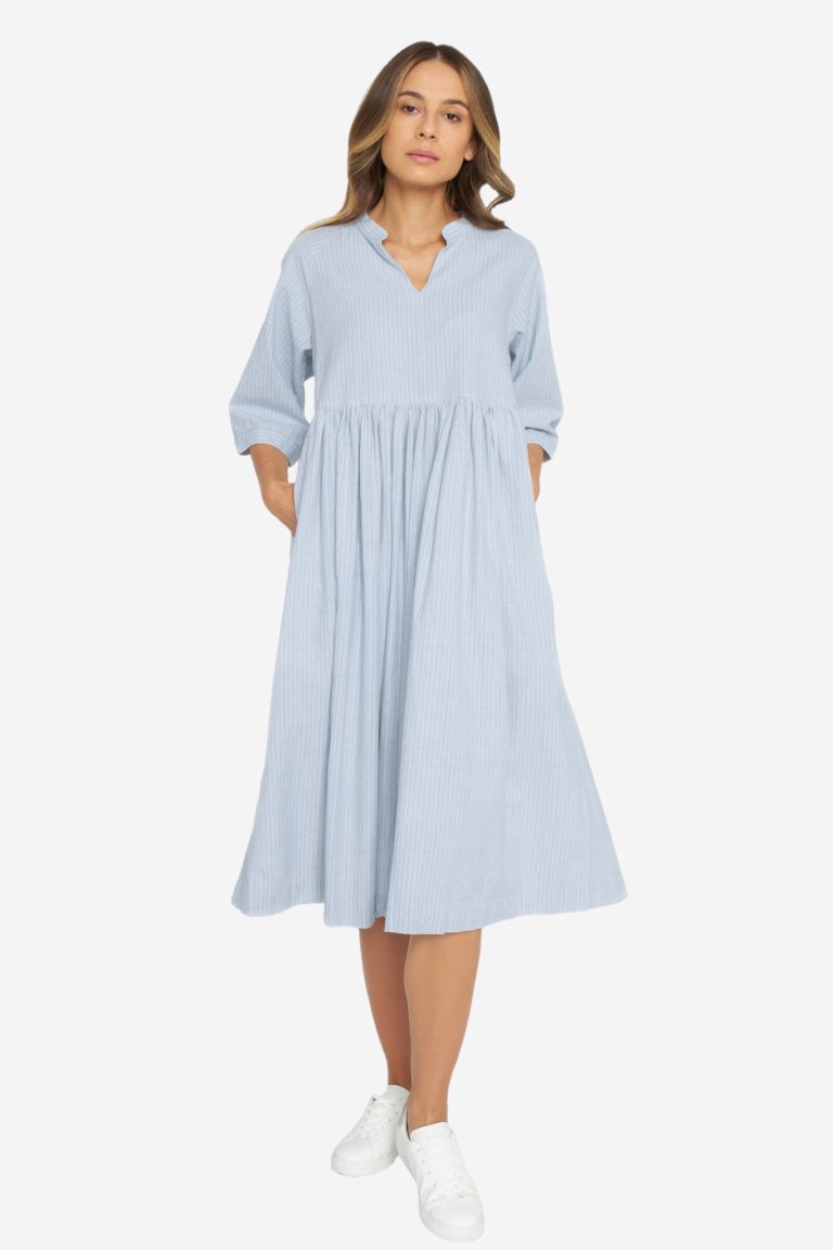 ekologisk klänning oversize fickor finrandig blå modell helbild