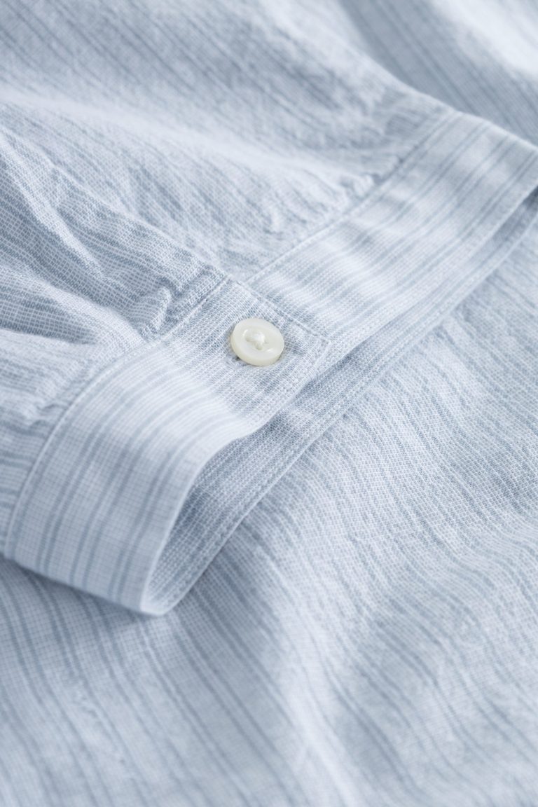 ekologisk klänning oversize fickor finrandig blå närbild ärm
