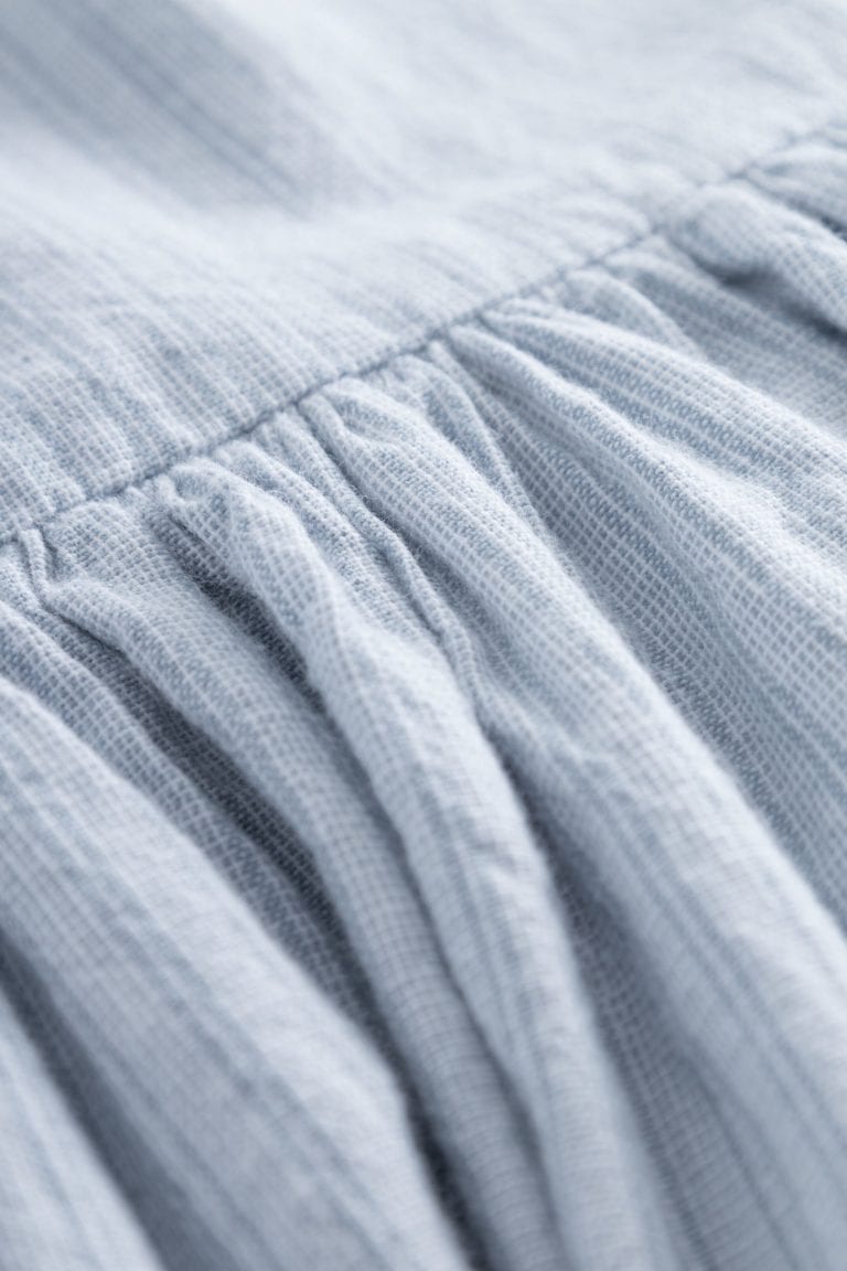 ekologisk klänning oversize fickor finrandig blå närbild kjoldel