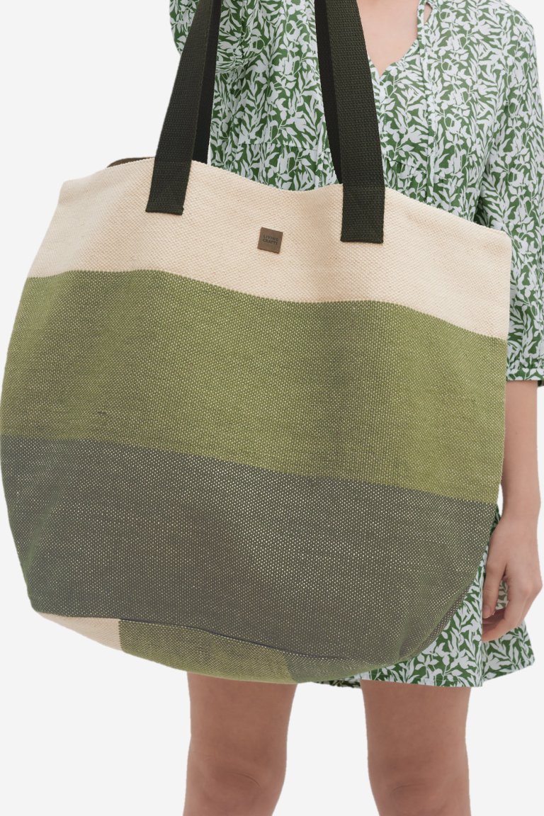 ekologisk shoppingväska vävd oman olivgrön vit modell närbild