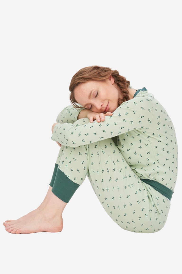 ekologiska nattbyxor dam aveline lövtryck mintgrön modell sittande