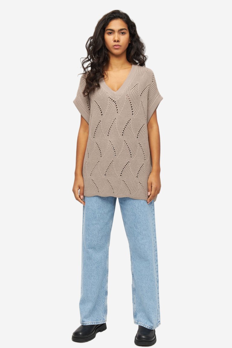 ekologisk väst mönsterstickad bomull lång oversize beige modell helbild