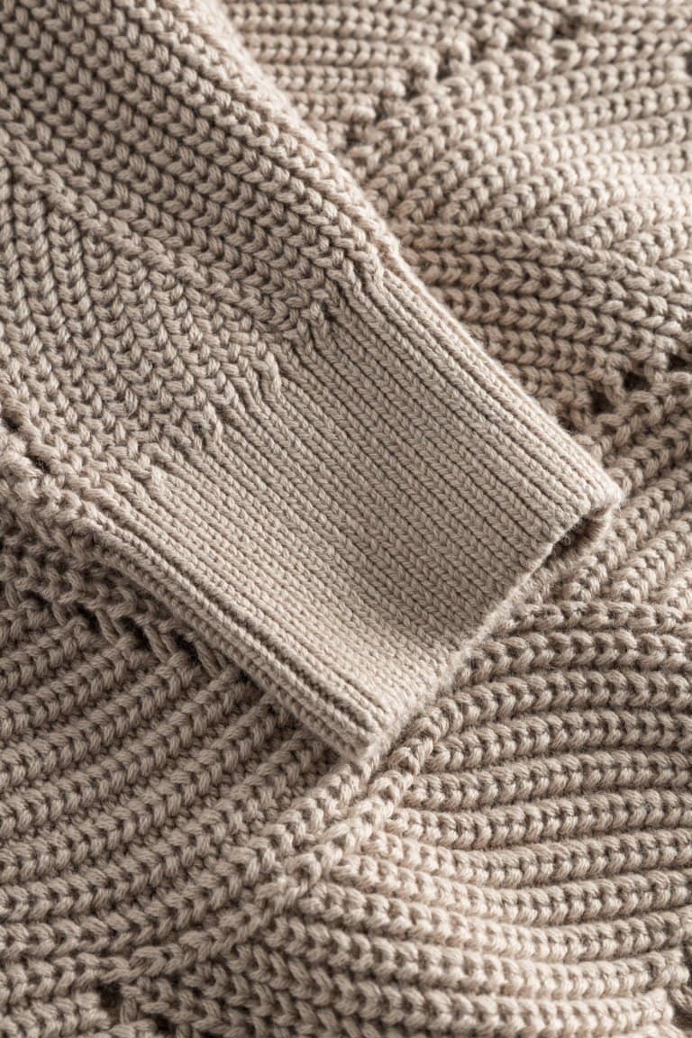ekologisk tröja mönsterstickad bomull beige närbild ärmslut