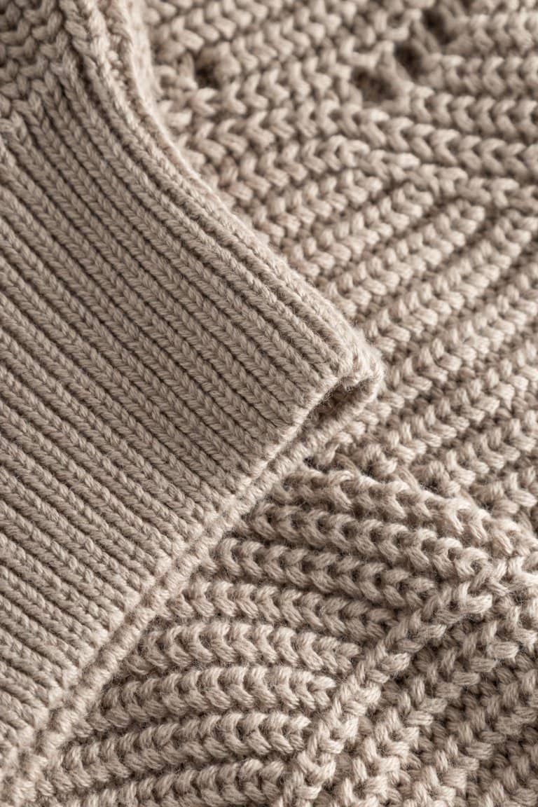 ekologisk tröja mönsterstickad bomull beige närbild stickning