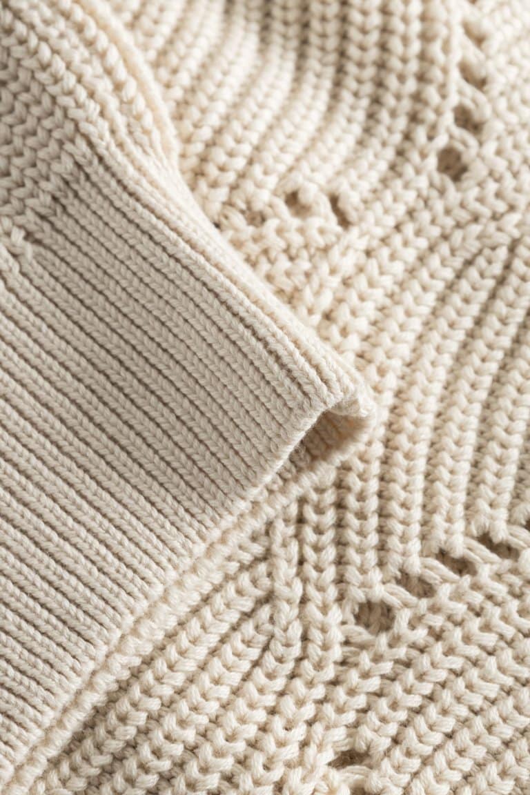 ekologisk tröja mönsterstickad bomull cremevit närbild stickning