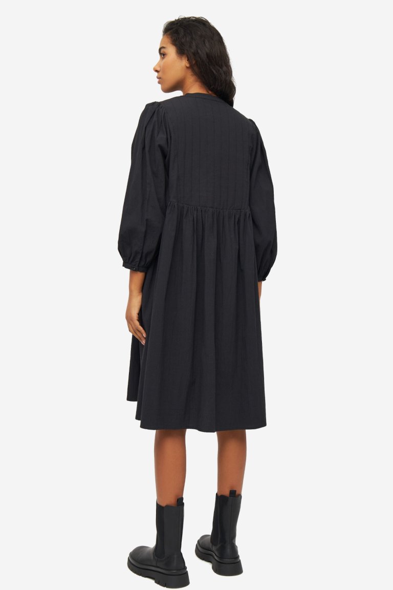 ekologisk klänning oversize fickor seersucker svart modell bakifrån