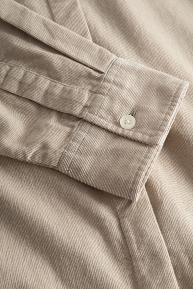 ekologisk skjortklänning babymanchester beige närbild manschett