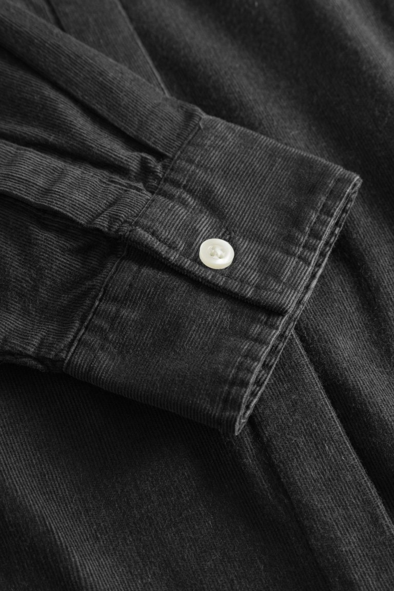 ekologisk skjortklänning babymanchester svart närbild manschett