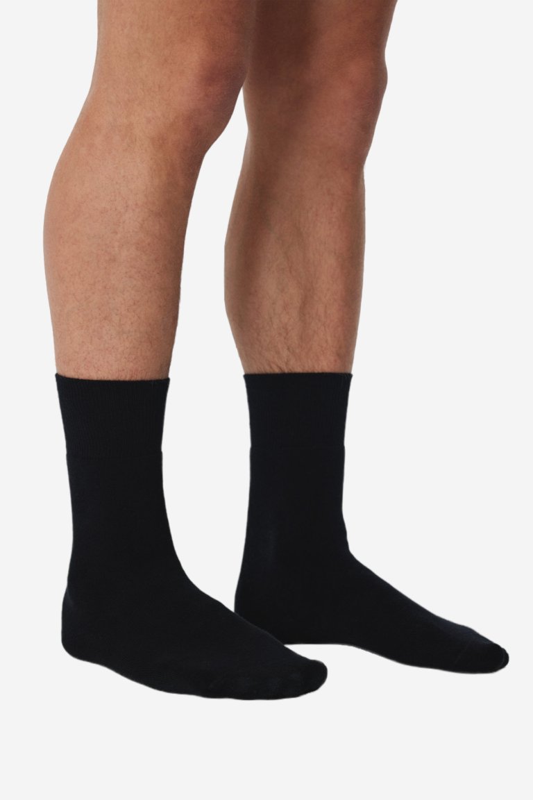 ekologiska-strumpor-frotte-unisex-svart-modell-herr