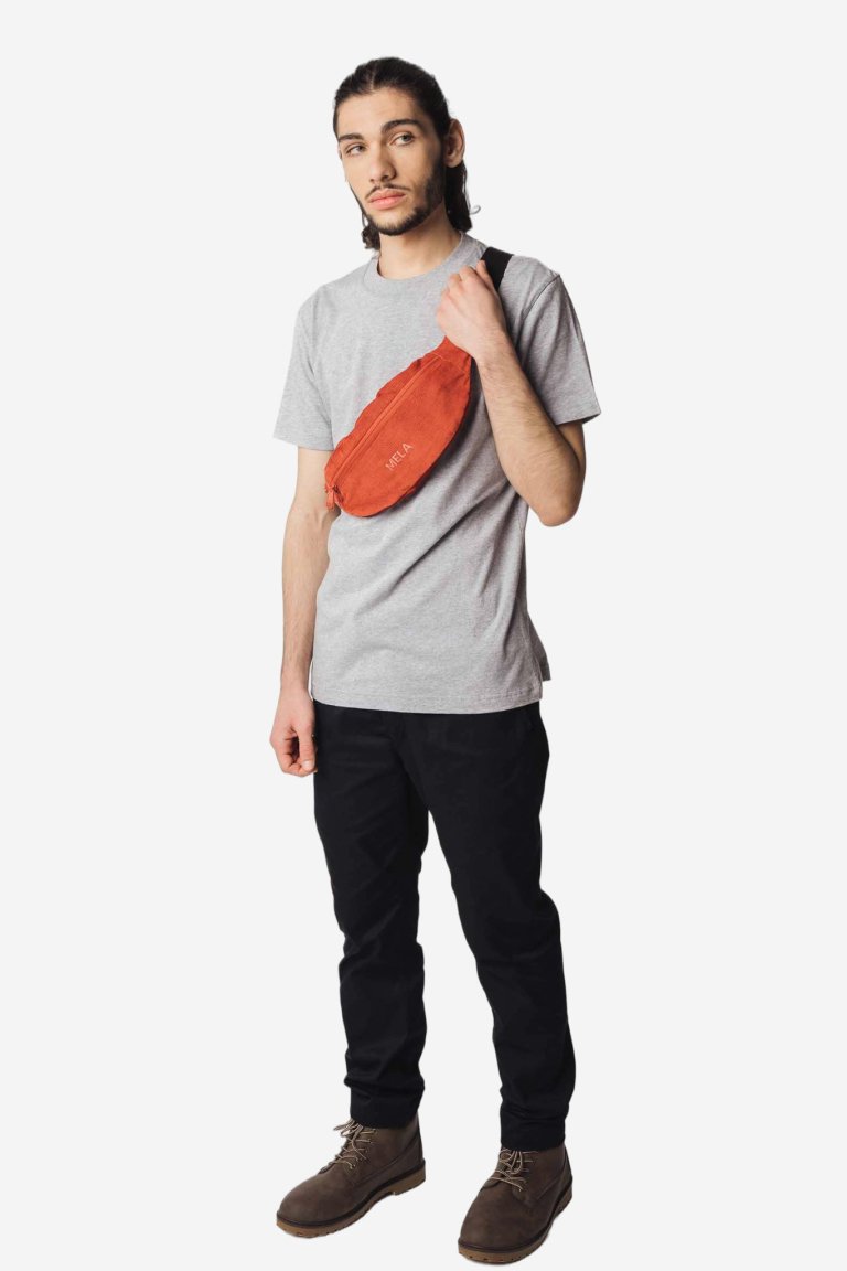 ekologisk midjeväska bhavin tegelröd modell herr helbild