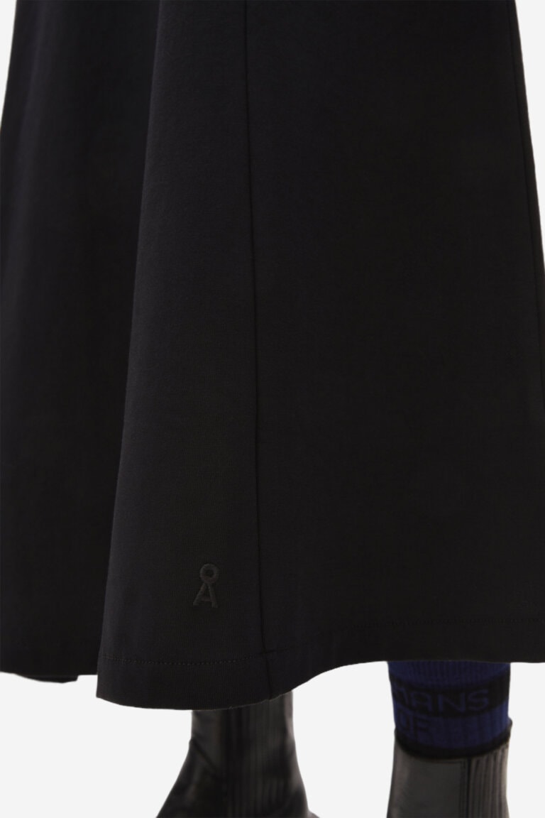 ekologisk kjol a-formad avaa-lou svart modell närbild