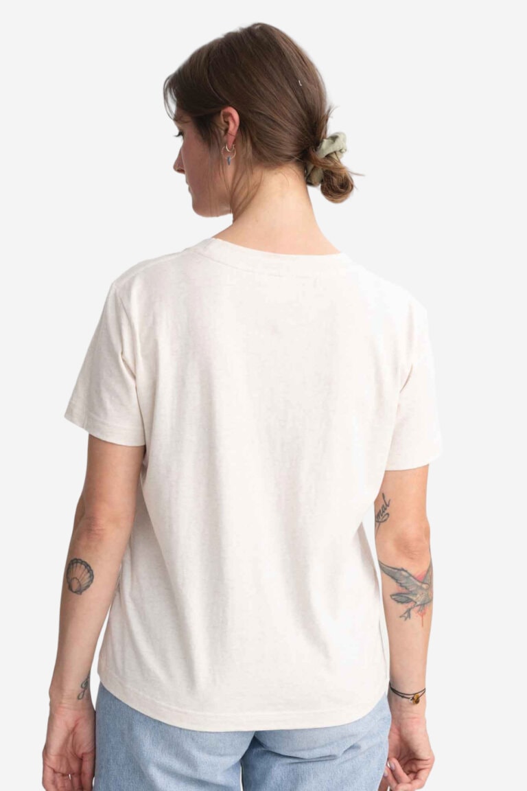 ekologisk t-shirt dam khira cremevit modell bakifrån