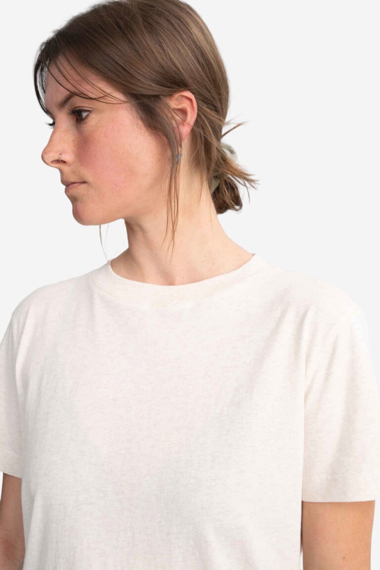 ekologisk t-shirt dam khira cremevit modell närbild