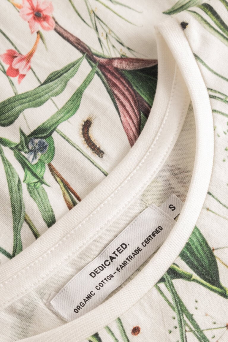 ekologisk t-shirt flower field aop visby cremevit närbild hals