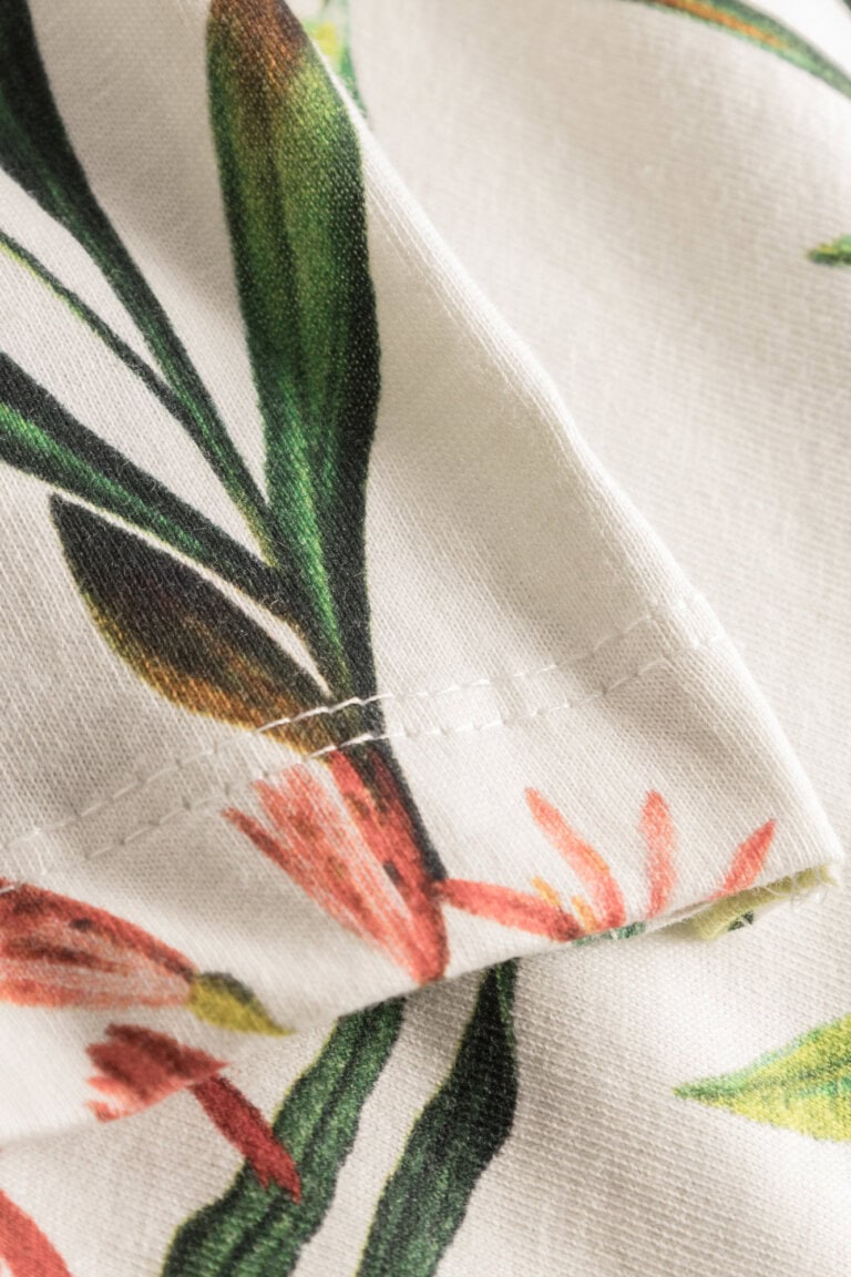 ekologisk t-shirt flower field aop visby cremevit närbild tyg