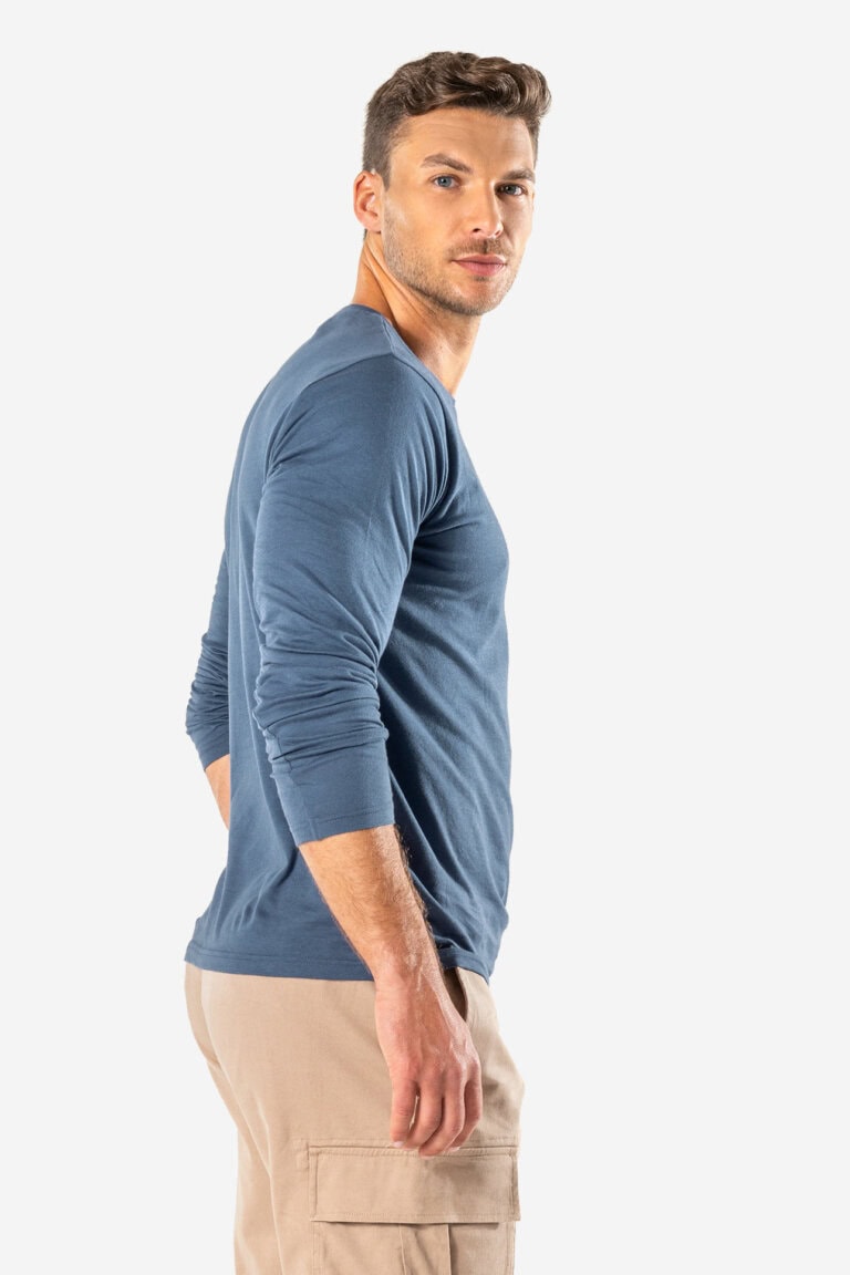 ekologisk tröja långärmad frank blå modell sidan