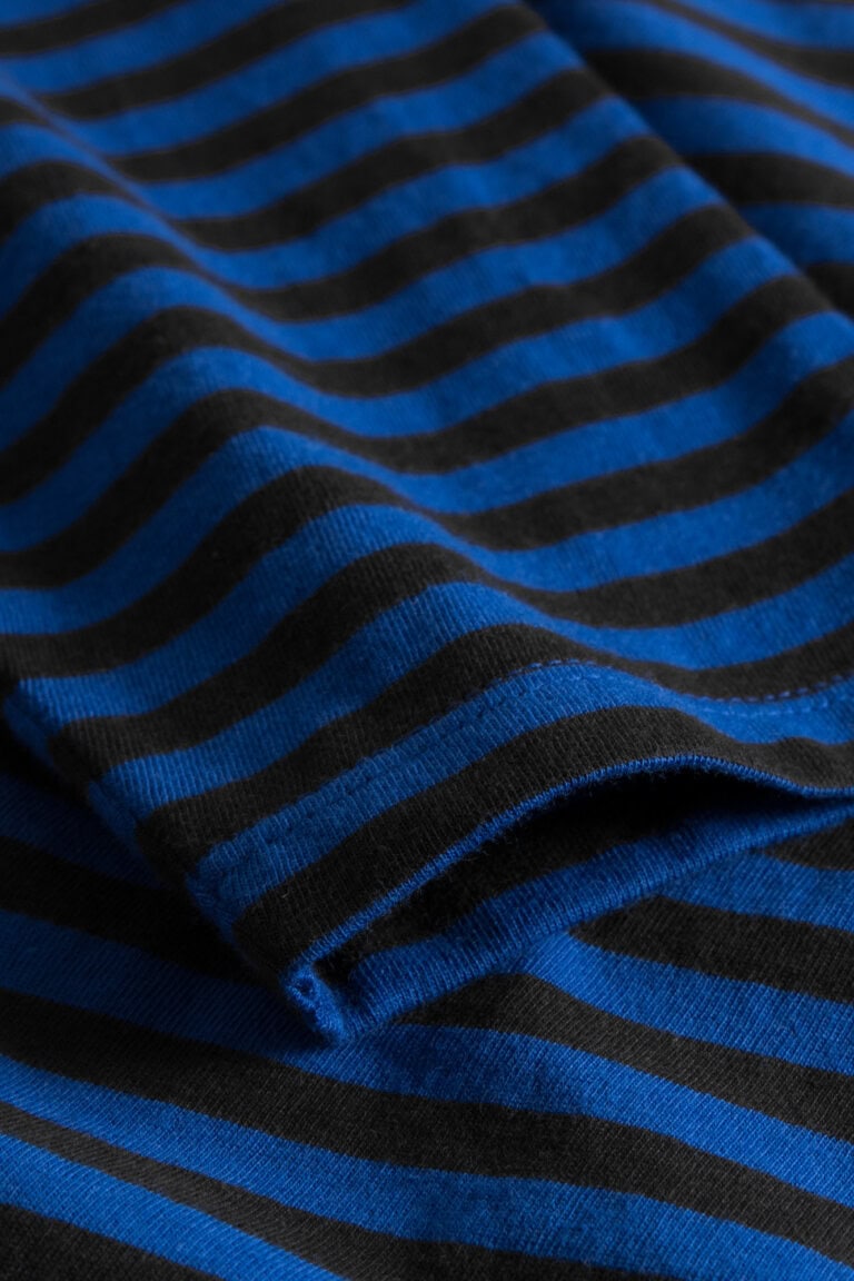 ekologisk topp långärm humledal svart/blå randig närbild ärmslut