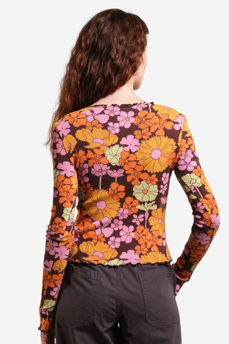 ekologisk-topp-ribbad-flower-power-ryd-modell-bakifran