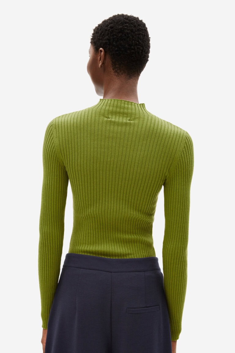 ekologisk topp stickad halvpolo alaania grön modell baikfrån