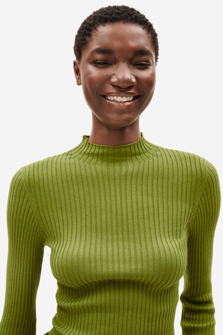 ekologisk topp stickad halvpolo alaania grön modell närbild