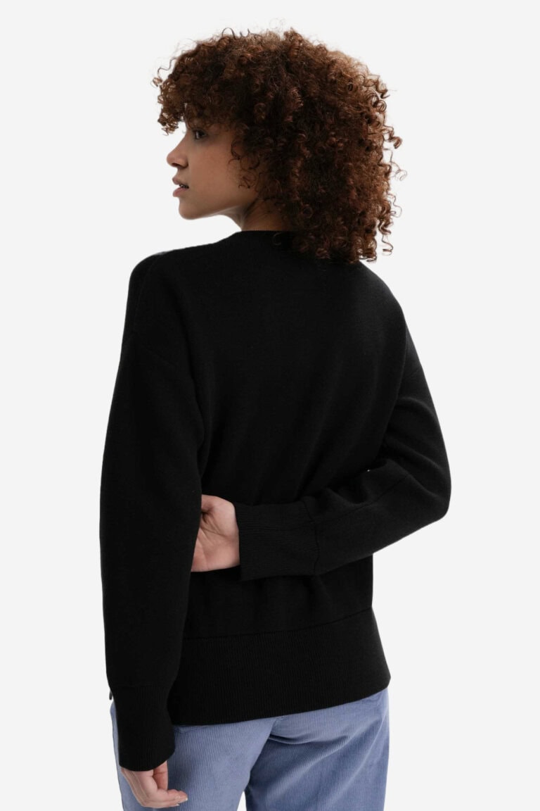 ekologisk tröja boxy motivstickad faiza katter modell bakifrån