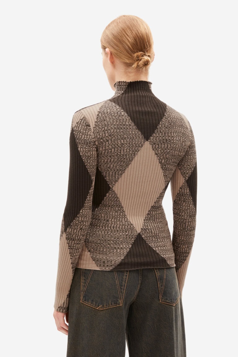 ekologisk topp stickad polo alaania argyle mönster brun modell bakifrån