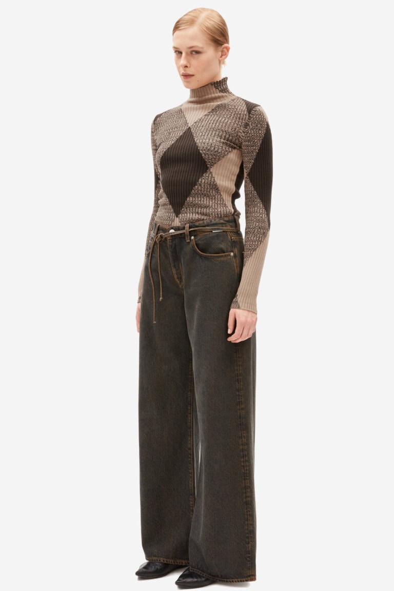 ekologisk topp stickad polo alaania argyle mönster brun modell helbild