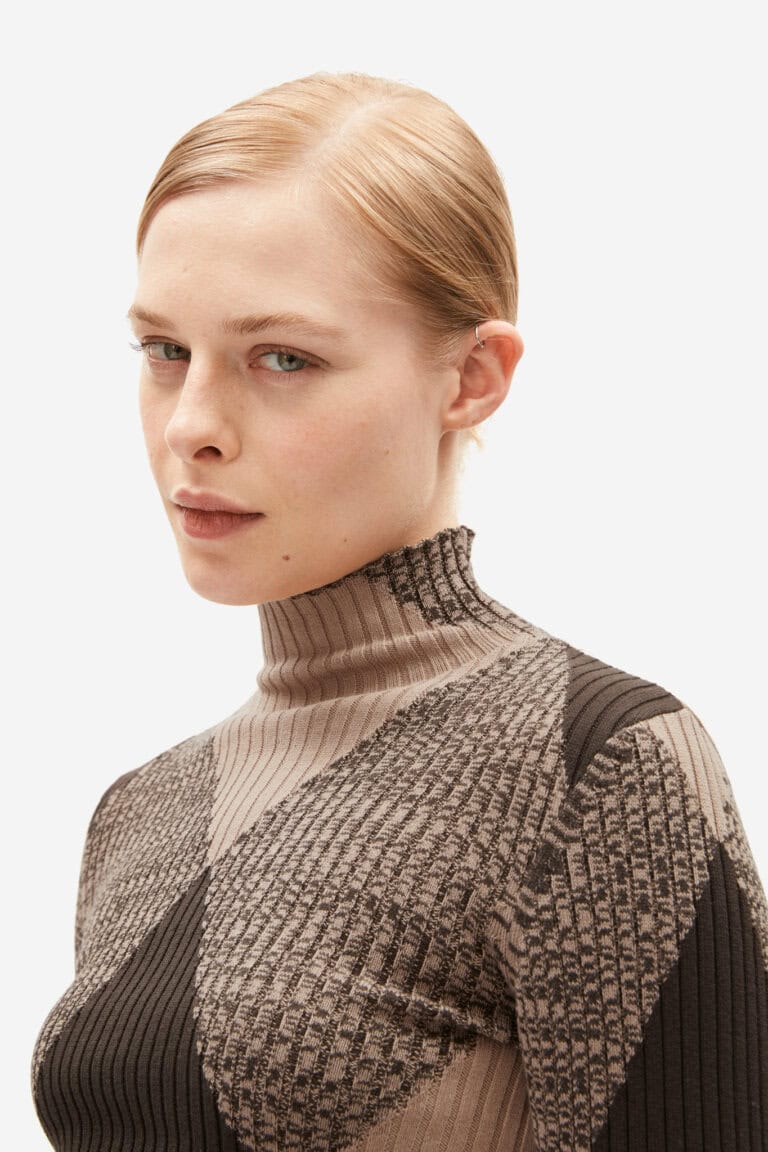 ekologisk topp stickad polo alaania argyle mönster brun modell närbild