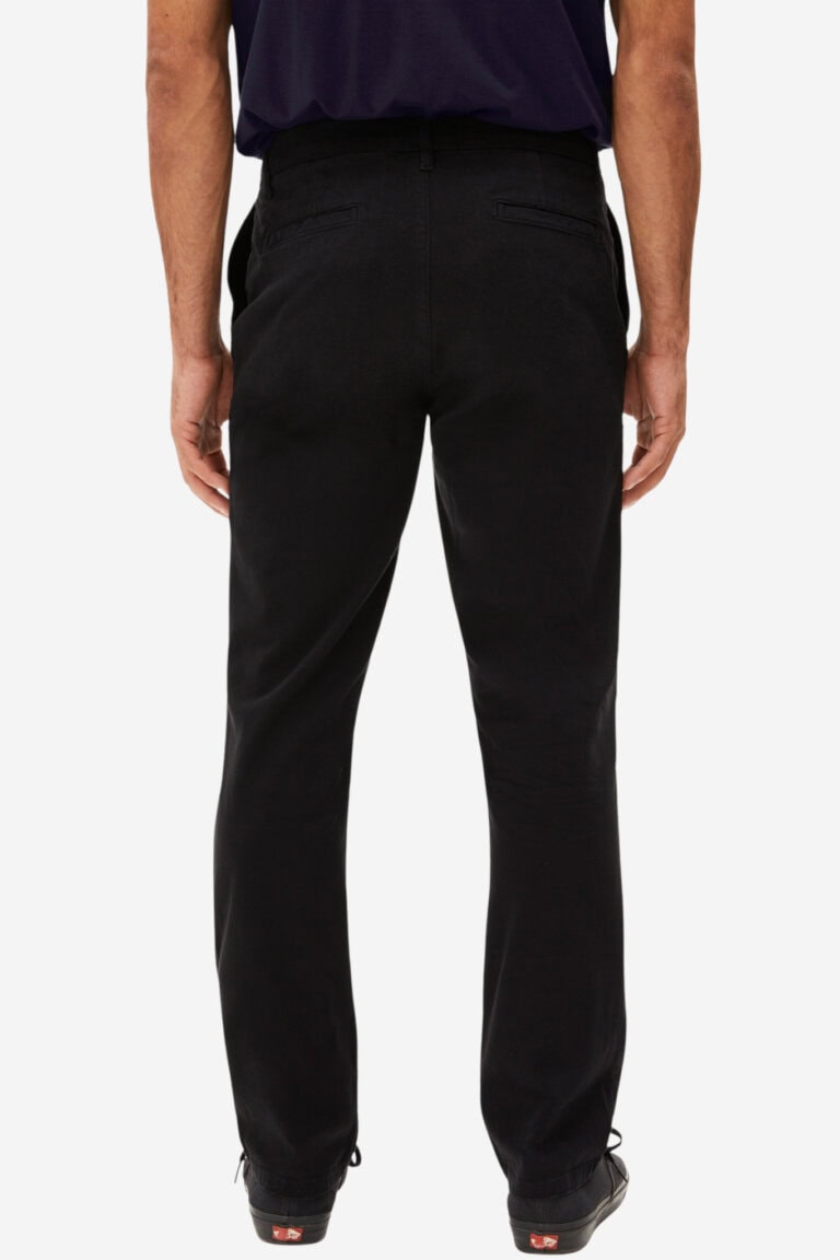 ekologiska chinos herr aaster två längder svart modell bakifrån