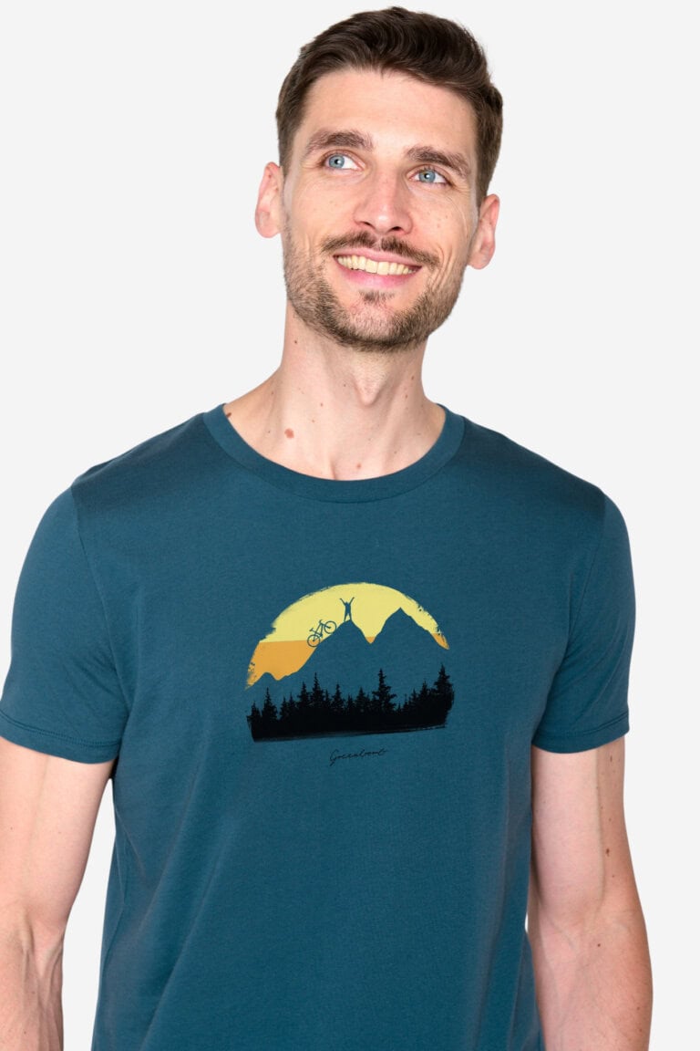 ekologisk t-shirt nature happy guide petrolblå modell närbild