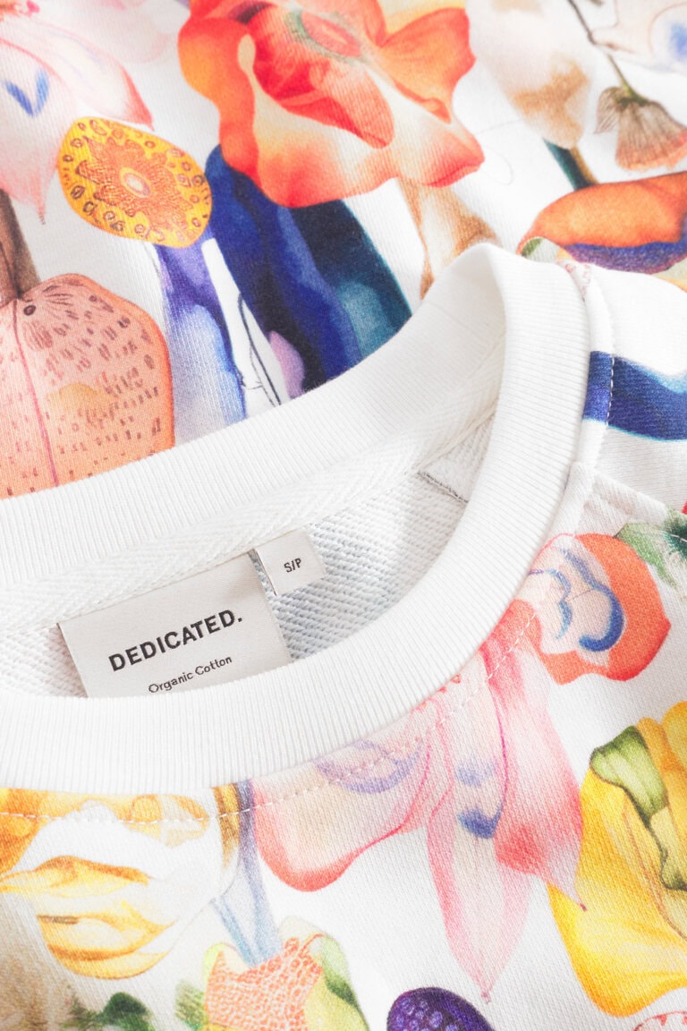 ekologisk tröja sweatshirt dam fantasy flowers aop ystad detalj halsringning