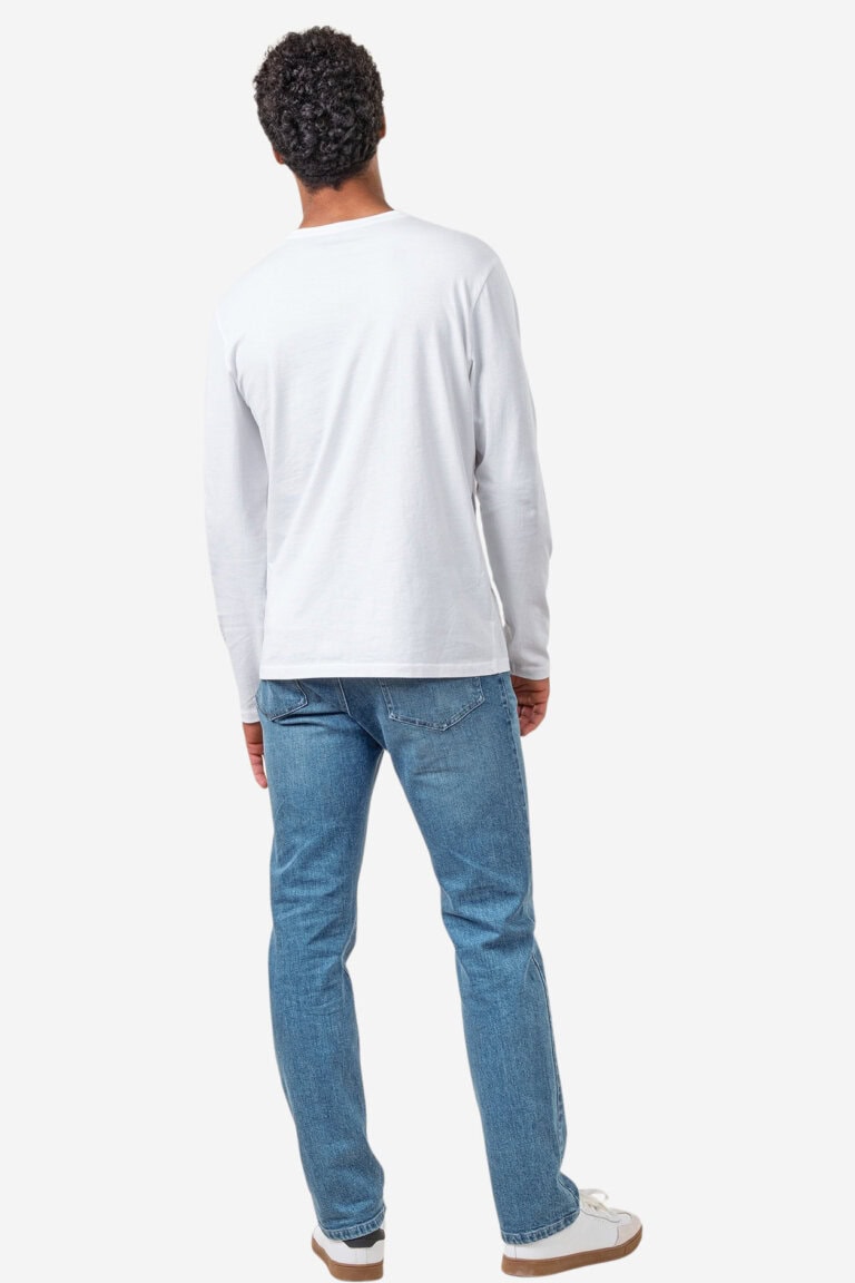 ekologisk farfarströja thomme vit modell bakifrån