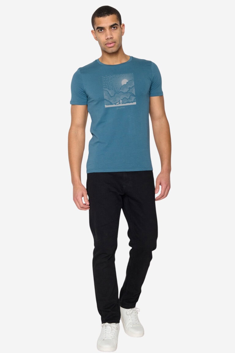 ekologisk t-shirt nature friends guide petrolblå modell helbild