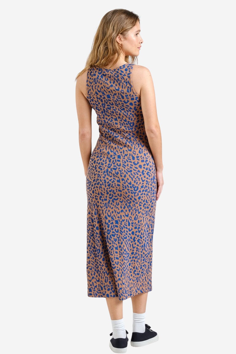 ekologisk-klanning-armlos-ribbad-motala-leopard-modell-bakifran