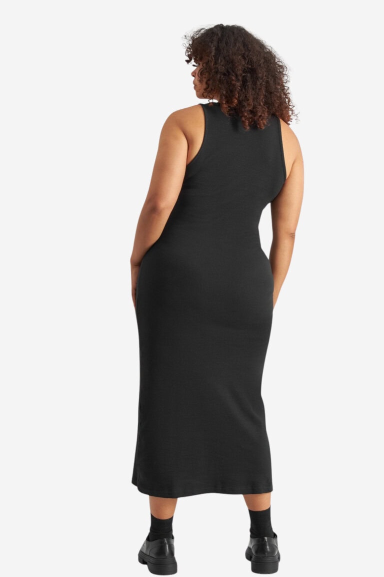 ekologisk-klanning-armlos-ribbad-motala-svart-modell2-bakifran