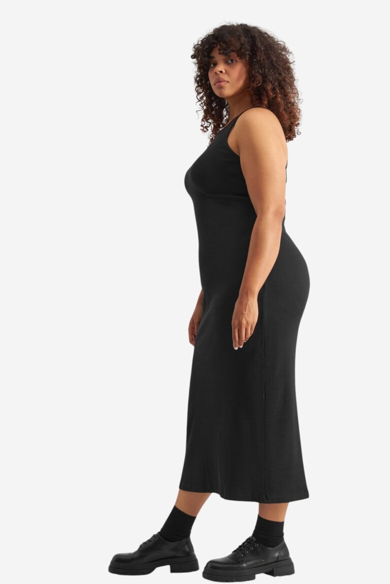 ekologisk-klanning-armlos-ribbad-motala-svart-modell2-sidan