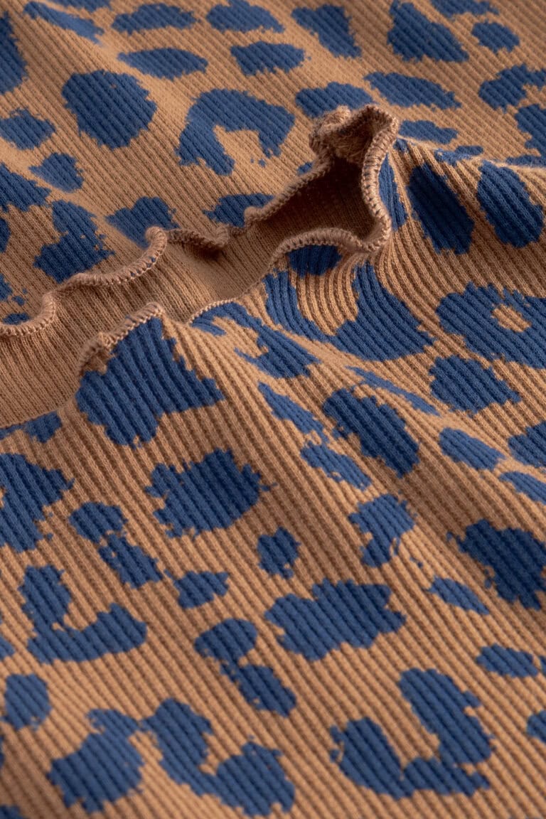 ekologisk topp ribbad ryd leopard detalj halsringning