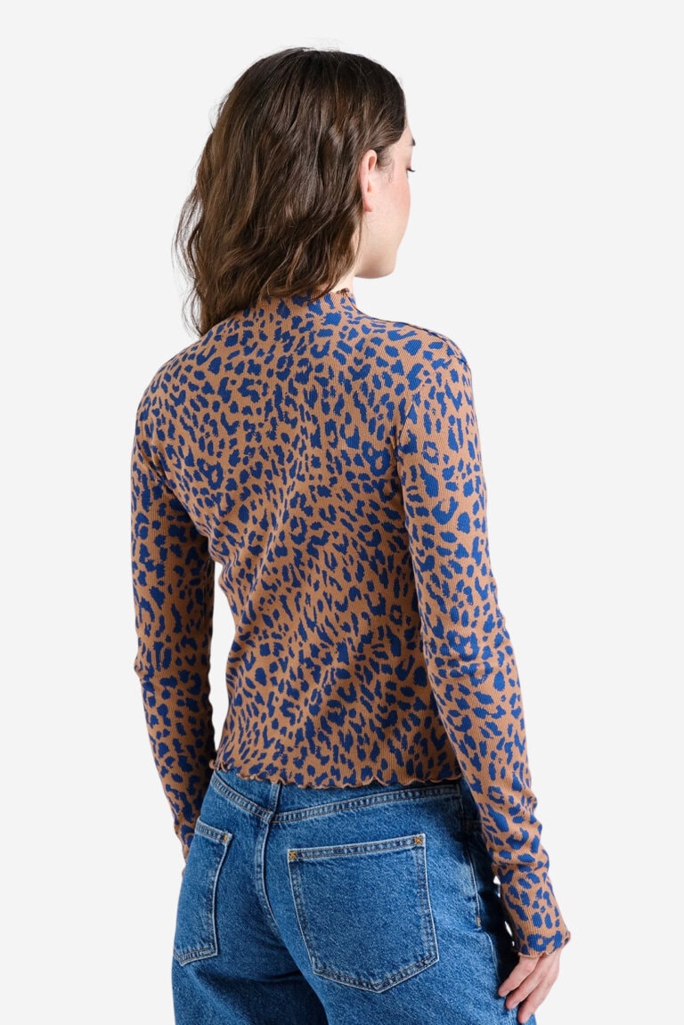 ekologisk topp ribbad ryd leopard modell bakifrån