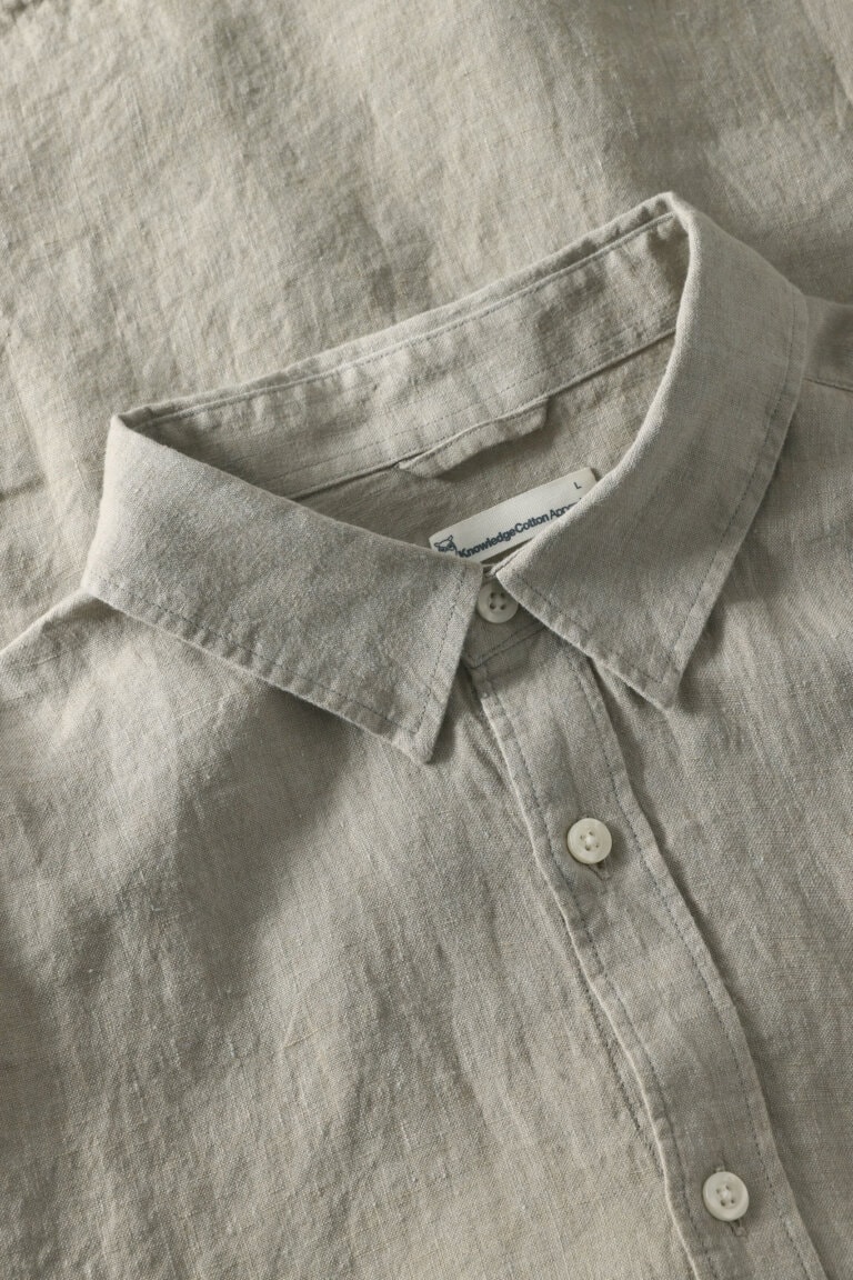 ekologisk linneskjorta herr gråbeige närbild