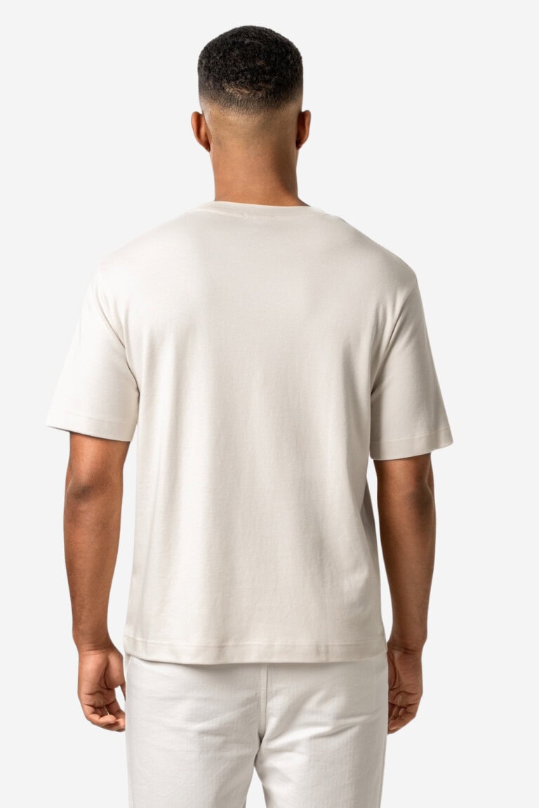 ekologisk-t-shirt-heavy-aiden-cremevit-modell-bakifran